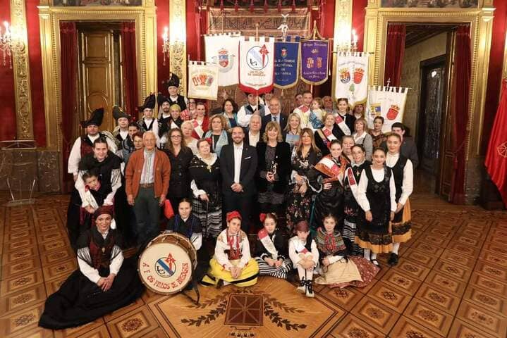 Foto de grupo de los representantes de la agrupación folclórica