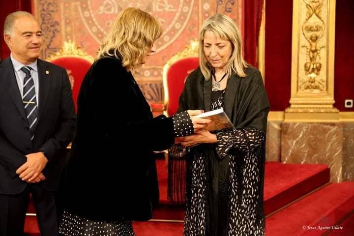 maría jesús recogiendo el premio en el palacio de navarra