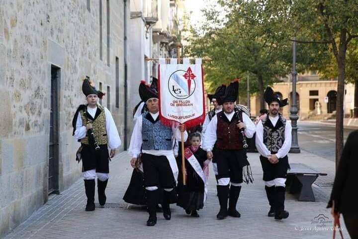 representantes de la banda de música del lar