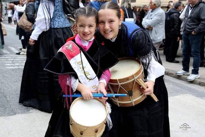 niña vestida de gallega con tambor