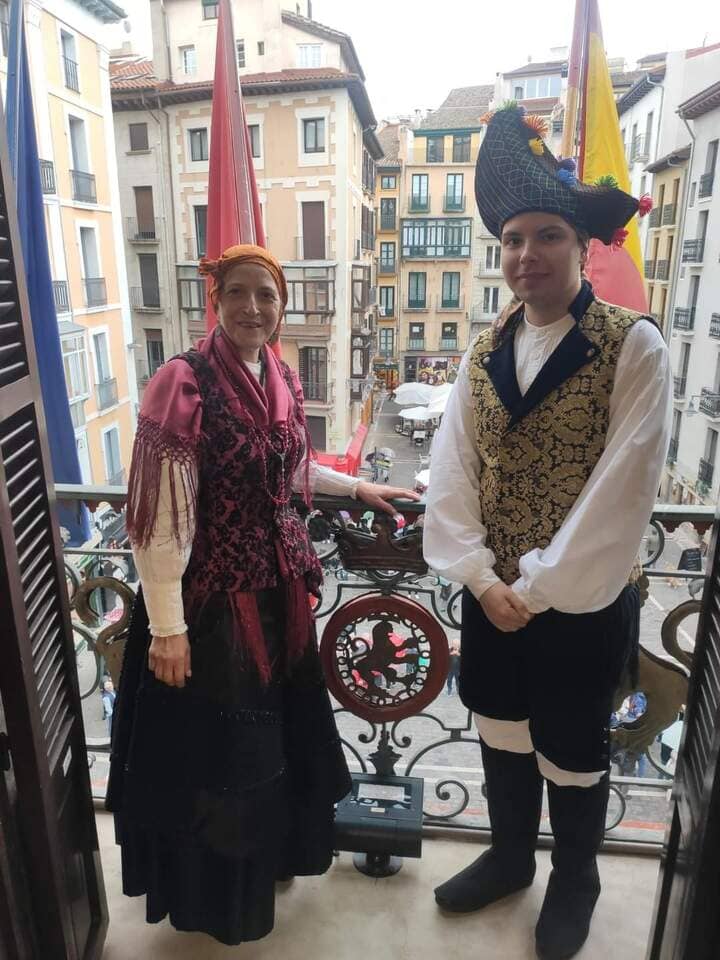 María jesús en el balcón del ayuntamiento de pamplona