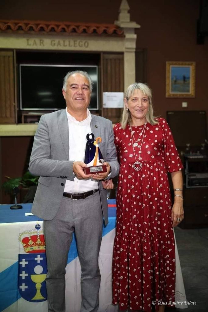 maría jesús presidenta del lar recogiendo premio