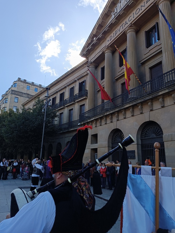 Música en el exterior del palacio de navarra